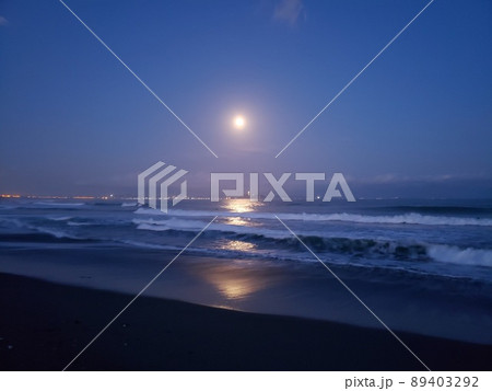 神奈川県茅ケ崎市の茅ヶ崎海岸から眺める江の島の上に昇る満月【4月】 89403292