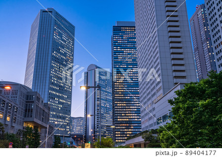 《東京都》新宿副都心・オフィス街の夜景 89404177