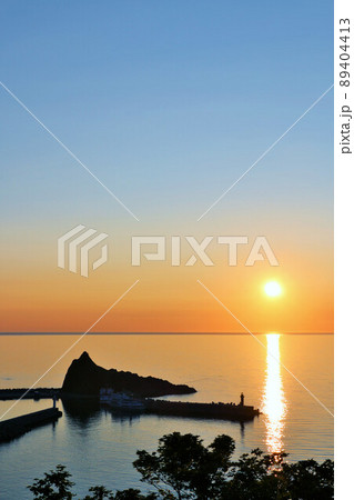 北海道　知床からの夕暮れ風景 89404413