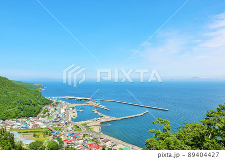 北海道　羅臼の青空と海 89404427