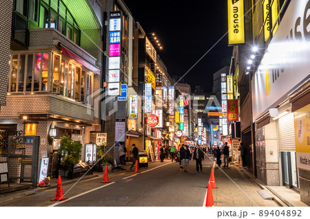 《東京都》新宿西口・夜の飲食店街 《東京都》新宿西口・夜の飲食店街 89404892