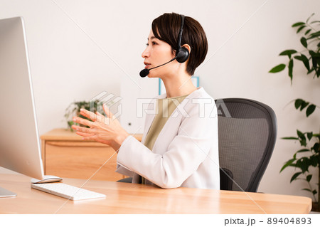 オンライン会議をするビジネスウーマン 89404893