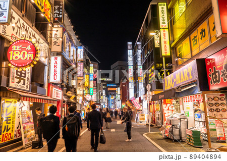 《東京都》新宿西口・夜の飲食店街 89404894