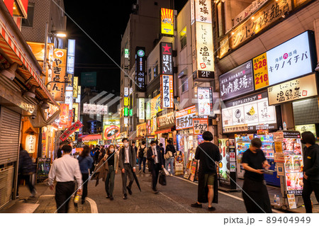 《東京都》新宿西口・夜の飲食店街 89404949