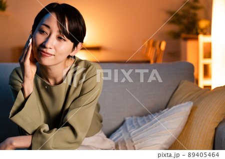 化粧落としをする若い女性 化粧落としをする若い女性 89405464
