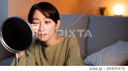 化粧落としをする若い女性 化粧落としをする若い女性 89405470