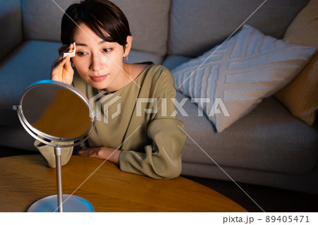化粧落としをする若い女性 化粧落としをする若い女性 89405471