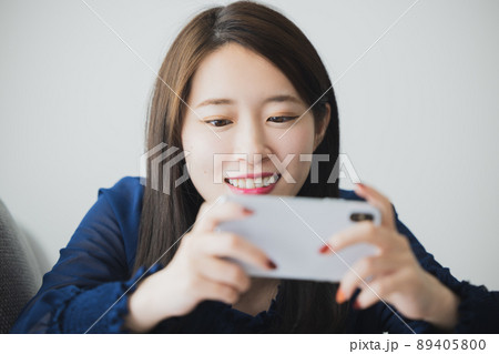 スマホを見る女性 89405800