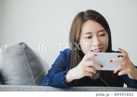 スマホを見る女性 スマホを見る女性 89405802