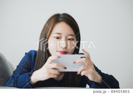スマホを見る女性 スマホを見る女性 89405803
