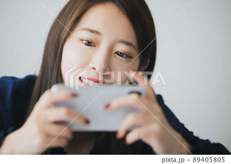 スマホを見る女性 スマホを見る女性 89405805