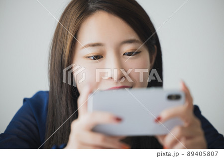 スマホを見る女性 スマホを見る女性 89405807