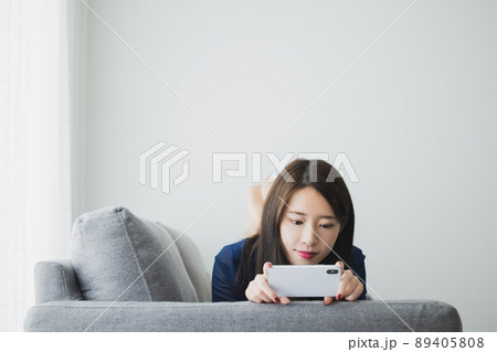 スマホを見る女性 スマホを見る女性 89405808