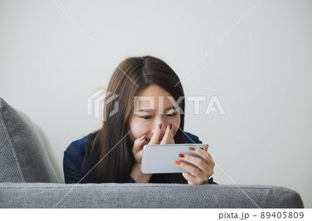 スマホを見る女性 スマホを見る女性 89405809