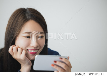 スマホを見る女性 スマホを見る女性 89405812