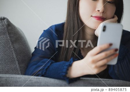 スマホを見る女性 89405875