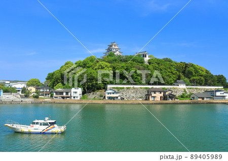 【佐賀県】晴天下の唐津城天守閣と海上タクシー 89405989
