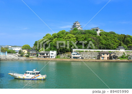 【佐賀県】晴天下の唐津城天守閣と海上タクシー 89405990