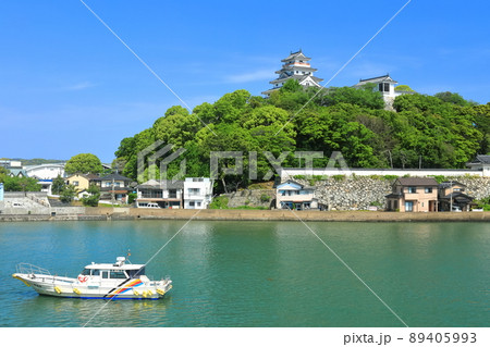 【佐賀県】晴天下の唐津城天守閣と海上タクシー 89405993