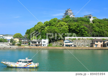 【佐賀県】晴天下の唐津城天守閣と海上タクシー 89405994