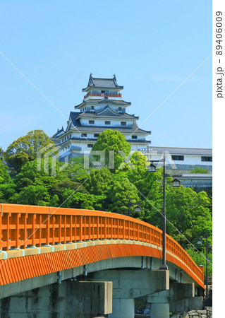 【佐賀県】晴天下の唐津城天守閣と城内橋 89406009
