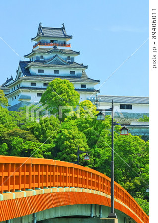 【佐賀県】晴天下の唐津城天守閣と城内橋 【佐賀県】晴天下の唐津城天守閣と城内橋 89406011