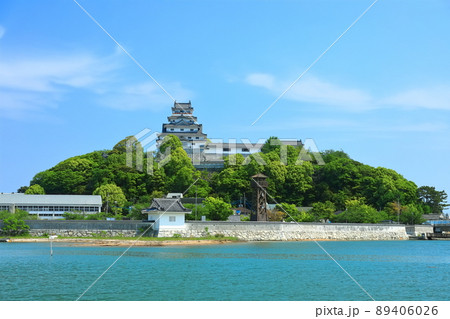 【佐賀県】晴天下の唐津城天守閣 89406026