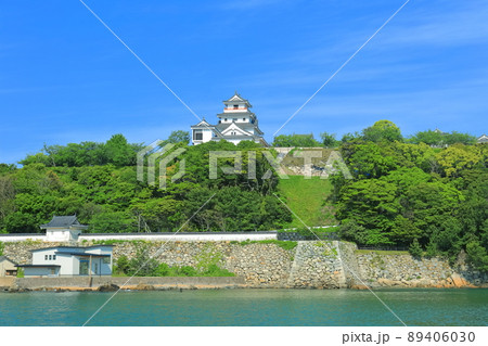 【佐賀県】晴天下の唐津城天守閣 【佐賀県】晴天下の唐津城天守閣 89406030