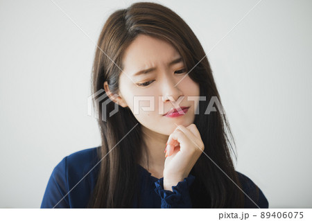 悩む女性 89406075