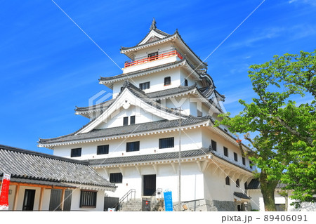 【佐賀県】晴天下の唐津城天守閣 89406091