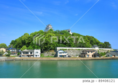 【佐賀県】晴天下の唐津城天守閣 89406121