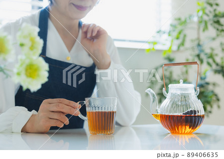 リビングでお茶を飲む女性 89406635