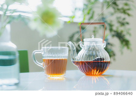 リビングでお茶を飲む女性 リビングでお茶を飲む女性 89406640