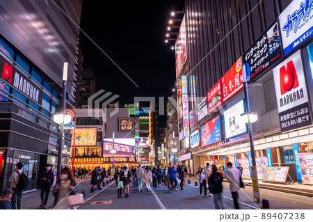 《東京都》新宿歌舞伎町・夜の歓楽街 《東京都》新宿歌舞伎町・夜の歓楽街 89407238