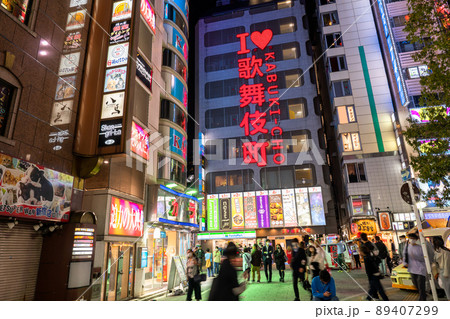 《東京都》新宿歌舞伎町・夜の歓楽街 89407299