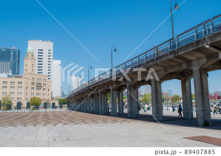 山下臨港線プロムナードと横浜税関 89407885