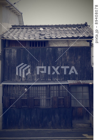 日本の岡山県倉敷市児島の古くてとても美しい建物 89408078