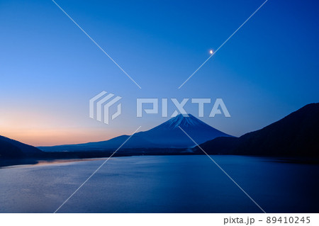 夜明けの本栖湖と富士山 夜明けの本栖湖と富士山 89410245