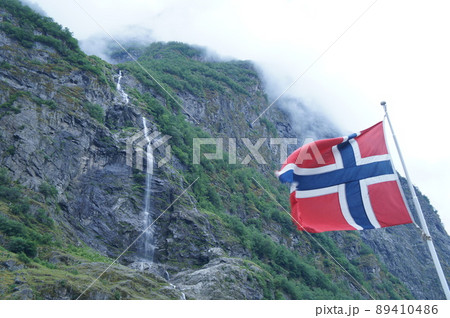 フィヨルドとノルウェー国旗 89410486