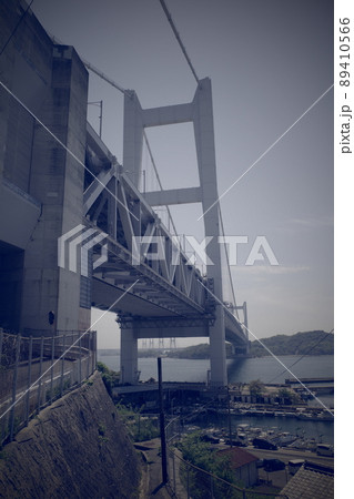 日本の岡山県倉敷市下津井の橋のある美しい風景 89410566
