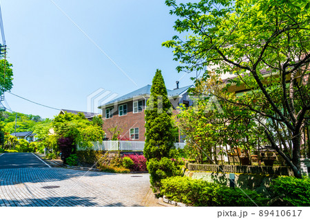 緑と花の多い郊外の戸建住宅団地 道路にブロックを敷き詰めた高級感のある閑静な住宅街 緑と花の多い郊外の戸建住宅団地 道路にブロックを敷き詰めた高級感のある閑静な住宅街 89410617