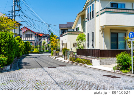 緑と花の多い郊外の戸建住宅団地　道路にブロックを敷き詰めた高級感のある閑静な住宅街 89410624