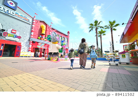 レゴランドを歩く家族の後ろ姿 レゴランドを歩く家族の後ろ姿 89411502