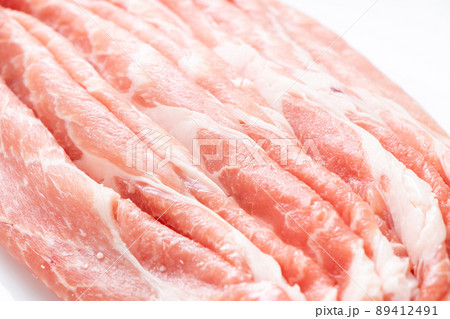 豚肉(肩ロース薄切り)のアップ。 豚肉(肩ロース薄切り)のアップ。 89412491