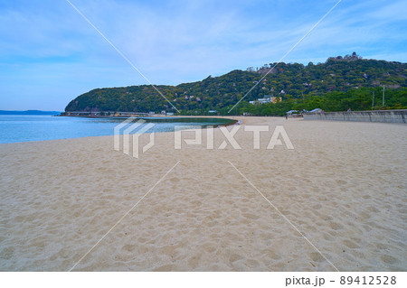 春の兵庫県洲本市の大浜海岸から南東側の三熊山と洲本城を見る 89412528