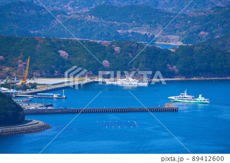 徳島県の鳴門海峡(亀浦港)を航行する観潮船 徳島県の鳴門海峡(亀浦港)を航行する観潮船 89412600