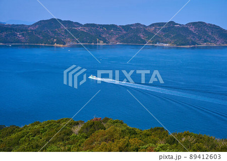 徳島県の鳴門海峡を航行する観潮船 89412603