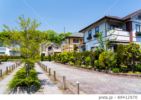 緑と花の多い郊外の戸建住宅団地　道路にブロックを敷き詰めた高級感のある閑静な住宅街 89412970