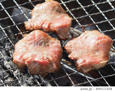 炭火で焼いている豚タン 炭火で焼いている豚タン 89413308
