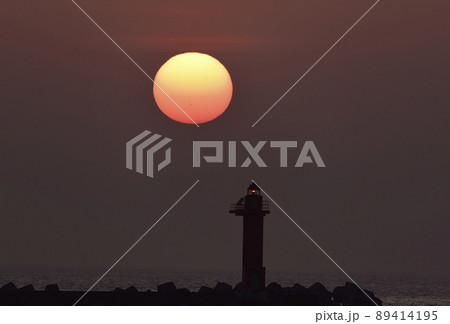 春の北海道江差町で江差港赤灯台と夕陽の風景を撮影 89414195